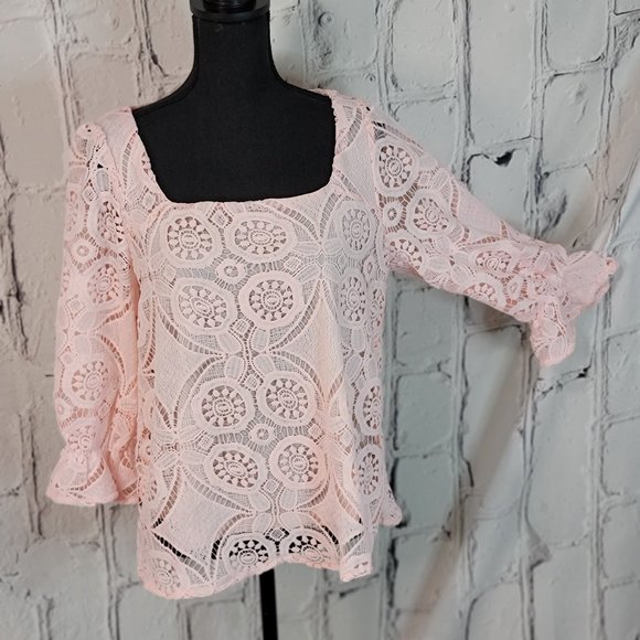 Andree by unit Tops - NWT Andree Lg 3/4 sleeve floral lace blouse w/ flutter hem and square neckline